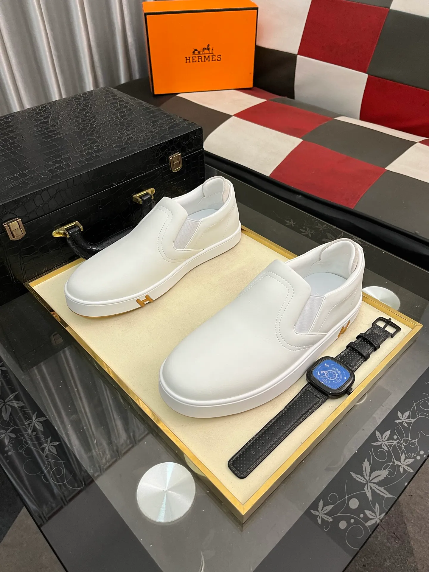 Men's Men's Shoes💰458⌚️⌚️HERMES/Hermès Hugo sneakers are casual men's shoes. These sneakers are made of imported first-layer cowhide leather and breathable mesh design. The contrasting color design creates a dynamic and modern shape. The front end of the toe is decorated with natural-color rubber inlays, making it novel and fashionable. The texture is incomparable, with cowhide lining and cowhide foot pads, the upper foot is comfortable and breathable, and the rubber sole is decorated with geometric patterns and iconic "H" details. A very personal one! Size: 38-44
